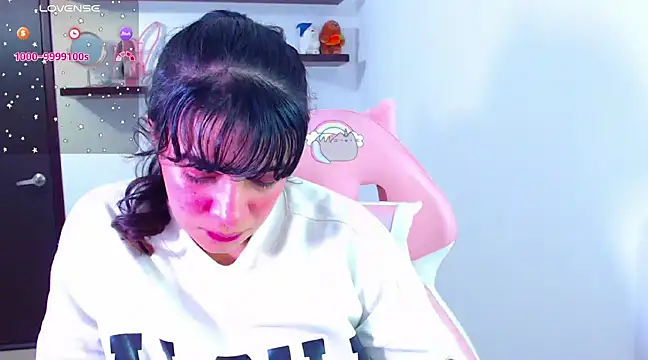 Snapshot of Vannessa__Shy chatting on February 2025 09:20:02 PM Vannessa Shy online show from February 2025 09:20:02 PM