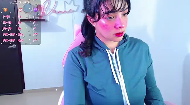 Snapshot of Vannessa__Shy chatting on February 2025 09:35:02 PM Vannessa Shy online show from February 2025 09:35:02 PM