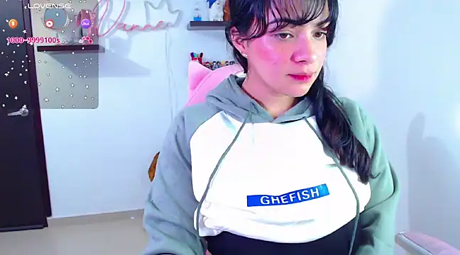 Snapshot of Vannessa__Shy chatting on February 2025 11:48:02 PM Vannessa Shy online show from February 2025 11:48:02 PM