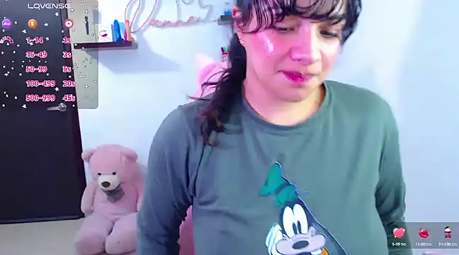 Snapshot of Vannessa__Shy chatting on March 2025 11:00:02 PM Vannessa Shy online show from March 2025 11:00:02 PM