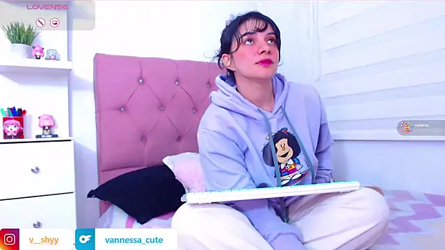 Snapshot of Vannessa__Shy chatting on October 2025 01:03:02 AM Vannessa Shy online show from October 2025 01:03:02 AM