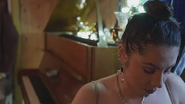 Snapshot of VanessaDoyle chatting on October 2025 08:18:01 AM VanessaDoyle online show from October 2025 08:18:01 AM