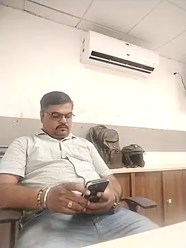 Snapshot of Desi_Londa_143 chatting on April 2026 04:00:01 AM Desi Londa 143 online show from April 2026 04:00:01 AM