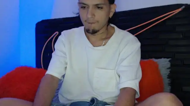 Snapshot of andersonZ998 chatting on December 2025 03:11:01 AM andersonZ998 online show from December 2025 03:11:01 AM