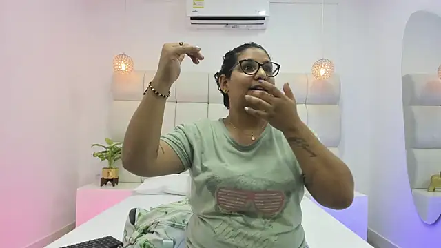 Snapshot of DanielleEvans_ chatting on October 2025 11:18:02 AM DanielleEvans online show from October 2025 11:18:02 AM