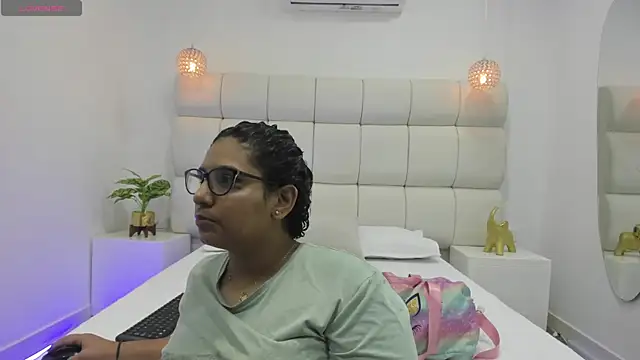 Snapshot of DanielleEvans_ chatting on October 2025 11:21:01 AM DanielleEvans online show from October 2025 11:21:01 AM