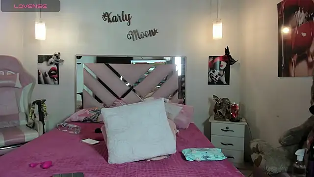 Snapshot of Karly_moon chatting on December 2024 07:43:01 AM Karly moon online show from December 2024 07:43:01 AM