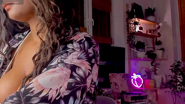 Snapshot of Ana_Peachy_ chatting on December 2024 11:16:02 PM Ana Peachy online show from December 2024 11:16:02 PM