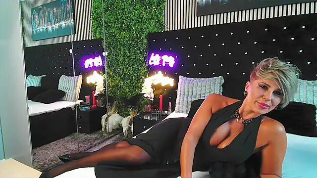 InannaStar online show from September 2025 10:42:02 AM