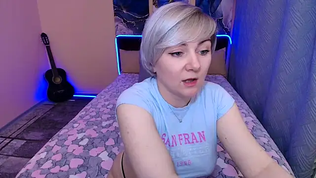 Snapshot of BlondPearl chatting on September 2025 08:30:02 PM BlondPearl online show from September 2025 08:30:02 PM