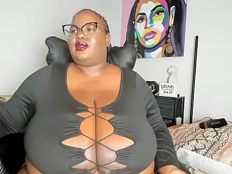 Snapshot of SexyHugeblackTitties chatting on October 2025 03:16:02 AM SexyHugeblackTitties online show from October 2025 03:16:02 AM