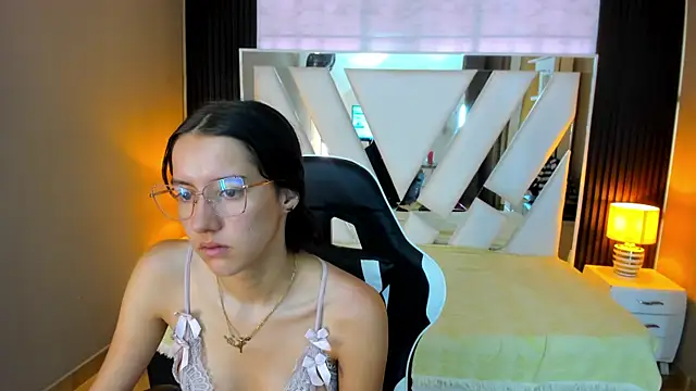 Snapshot of Linda4Petite chatting on November 2025 01:20:01 PM Linda4Petite online show from November 2025 01:20:01 PM