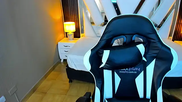 Snapshot of Linda4Petite chatting on November 2025 06:08:02 PM Linda4Petite online show from November 2025 06:08:02 PM