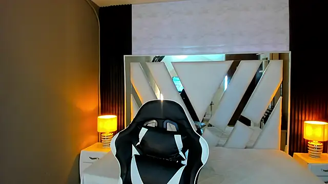 Snapshot of Linda4Petite chatting on November 2025 06:17:01 PM Linda4Petite online show from November 2025 06:17:01 PM