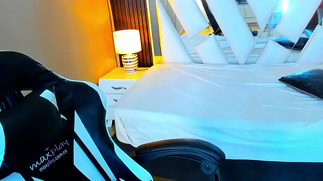 Snapshot of Linda4Petite chatting on November 2025 06:08:01 PM Linda4Petite online show from November 2025 06:08:01 PM