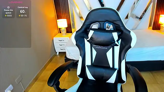 Snapshot of Linda4Petite chatting on November 2025 06:06:02 PM Linda4Petite online show from November 2025 06:06:02 PM