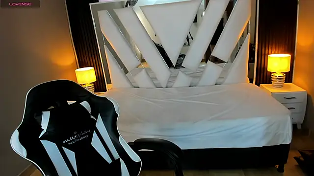 Snapshot of Linda4Petite chatting on November 2025 01:00:01 PM Linda4Petite online show from November 2025 01:00:01 PM