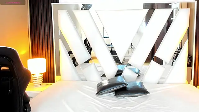 Snapshot of Linda4Petite chatting on November 2025 06:08:01 PM Linda4Petite online show from November 2025 06:08:01 PM