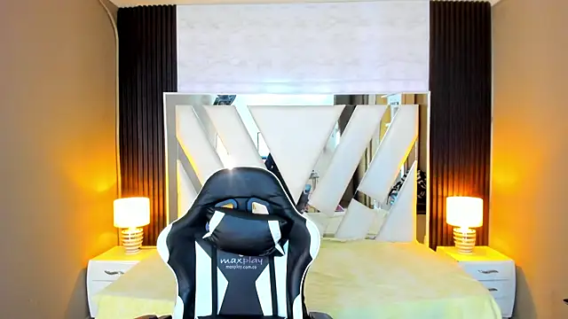 Snapshot of Linda4Petite chatting on November 2025 06:54:01 PM Linda4Petite online show from November 2025 06:54:01 PM