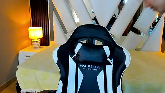 Snapshot of Linda4Petite chatting on November 2025 01:26:02 PM Linda4Petite online show from November 2025 01:26:02 PM