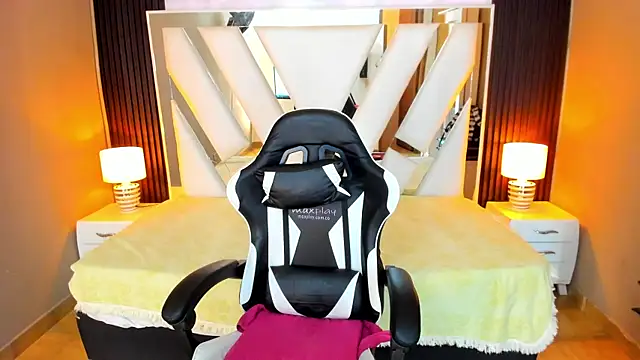 Snapshot of Linda4Petite chatting on December 2025 06:28:01 PM Linda4Petite online show from December 2025 06:28:01 PM