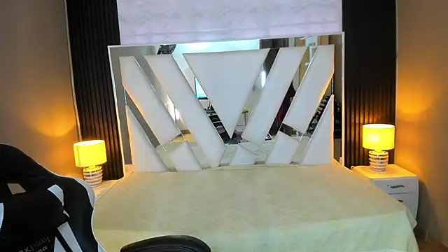 Snapshot of Linda4Petite chatting on December 2025 07:53:02 PM Linda4Petite online show from December 2025 07:53:02 PM