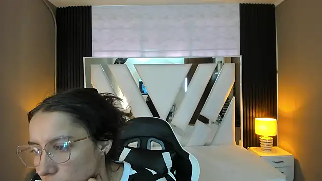 Snapshot of Linda4Petite chatting on December 2025 01:05:02 PM Linda4Petite online show from December 2025 01:05:02 PM