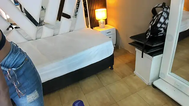 Snapshot of Linda4Petite chatting on December 2025 06:01:02 PM Linda4Petite online show from December 2025 06:01:02 PM