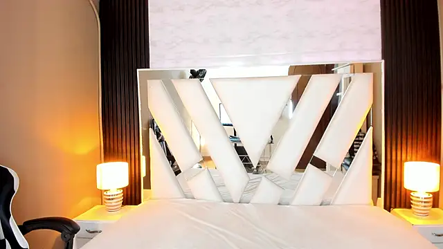 Snapshot of Linda4Petite chatting on December 2025 06:15:01 PM Linda4Petite online show from December 2025 06:15:01 PM