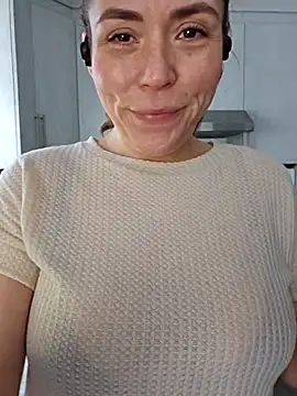 Snapshot of Ellie-L-Elizabeth chatting on February 2025 09:21:02 PM Ellie-L-Elizabeth online show from February 2025 09:21:02 PM