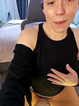 Snapshot of Ellie-L-Elizabeth chatting on March 2025 06:48:01 PM Ellie-L-Elizabeth online show from March 2025 06:48:01 PM