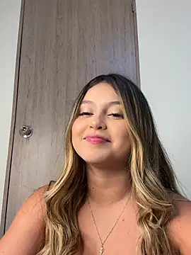 Snapshot of lunablossom_ chatting on December 2024 01:06:02 AM lunablossom online show from December 2024 01:06:02 AM