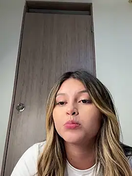 Snapshot of lunablossom_ chatting on December 2024 02:01:02 AM lunablossom online show from December 2024 02:01:02 AM