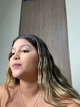 Snapshot of lunablossom_ chatting on January 2025 01:02:01 AM lunablossom online show from January 2025 01:02:01 AM