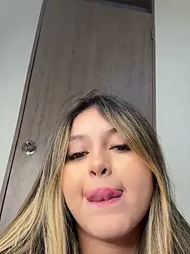 Snapshot of lunablossom_ chatting on January 2025 01:29:01 AM lunablossom online show from January 2025 01:29:01 AM