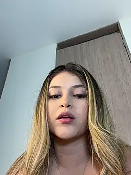Snapshot of lunablossom_ chatting on February 2025 10:14:01 PM lunablossom online show from February 2025 10:14:01 PM