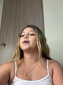 Snapshot of lunablossom_ chatting on February 2025 12:52:01 AM lunablossom online show from February 2025 12:52:01 AM