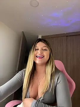 Snapshot of lunablossom_ chatting on March 2025 12:58:02 AM lunablossom online show from March 2025 12:58:02 AM