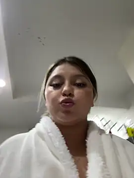 Snapshot of lunablossom_ chatting on March 2025 05:11:01 AM lunablossom online show from March 2025 05:11:01 AM