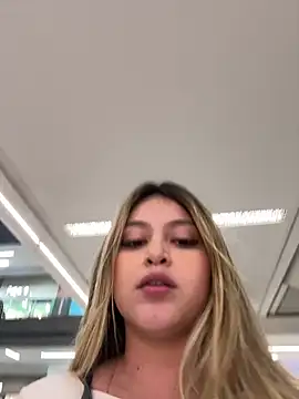 Snapshot of lunablossom_ chatting on March 2025 12:18:02 AM lunablossom online show from March 2025 12:18:02 AM