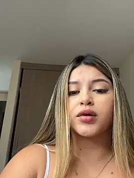 Snapshot of lunablossom_ chatting on September 2025 08:10:01 PM lunablossom online show from September 2025 08:10:01 PM