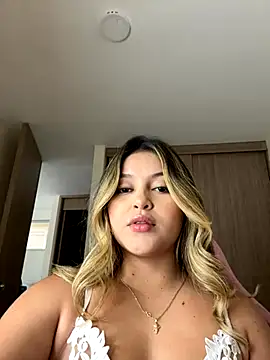 Snapshot of lunablossom_ chatting on September 2025 07:59:02 PM lunablossom online show from September 2025 07:59:02 PM