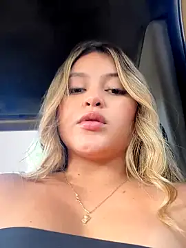 Snapshot of lunablossom_ chatting on September 2025 08:43:02 PM lunablossom online show from September 2025 08:43:02 PM