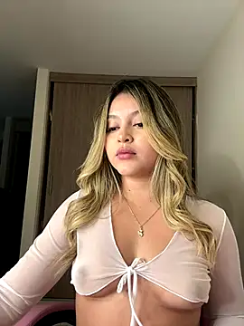 Snapshot of lunablossom_ chatting on September 2025 11:52:01 PM lunablossom online show from September 2025 11:52:01 PM