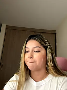 Snapshot of lunablossom_ chatting on September 2025 12:58:02 AM lunablossom online show from September 2025 12:58:02 AM