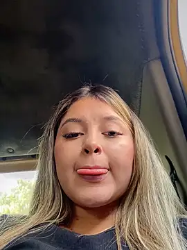 Snapshot of lunablossom_ chatting on October 2025 08:15:01 PM lunablossom online show from October 2025 08:15:01 PM