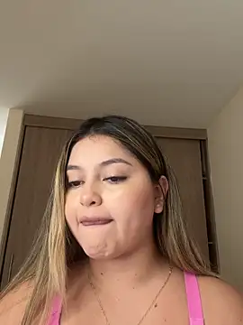 Snapshot of lunablossom_ chatting on October 2025 08:27:02 PM lunablossom online show from October 2025 08:27:02 PM