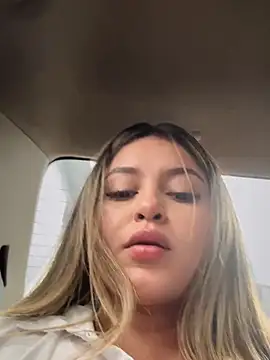 Snapshot of lunablossom_ chatting on October 2025 08:51:02 PM lunablossom online show from October 2025 08:51:02 PM