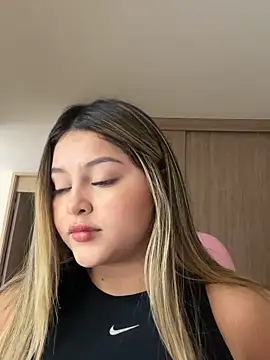 Snapshot of lunablossom_ chatting on October 2025 06:50:02 PM lunablossom online show from October 2025 06:50:02 PM