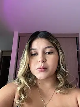 Snapshot of lunablossom_ chatting on October 2025 10:32:02 PM lunablossom online show from October 2025 10:32:02 PM